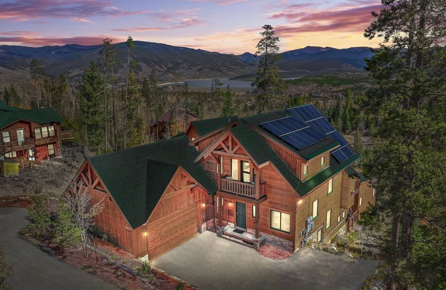 Beautiful 7 BEDROOM, 3 gathering areas, pool table, hot tub, and huge deck with 360-degree views!