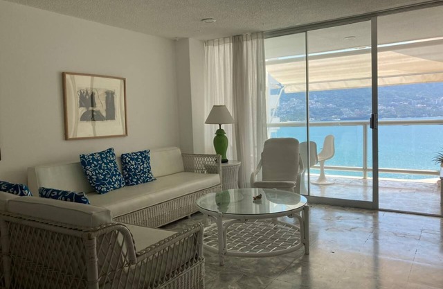 Beautiful apartment on the beach overlooking the beautiful Acapulco Bay.
