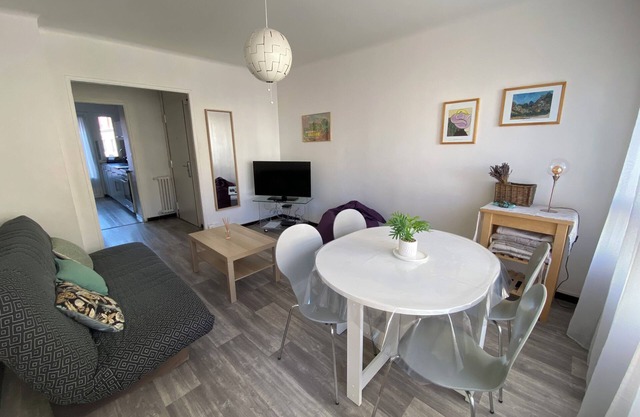 Beautiful air-conditioned apartment downtown Aix - 2 double bedrooms, sleeps 6