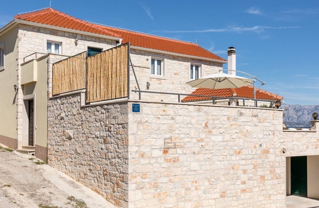 Beautiful and authentic Dalmatian house with private pool, 1,5 km from the sea