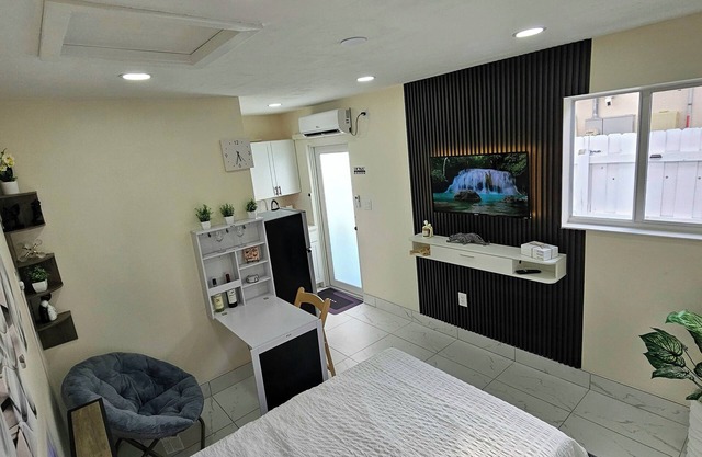 Beautiful and cozy studio with independent entrance in Pembroke Pines