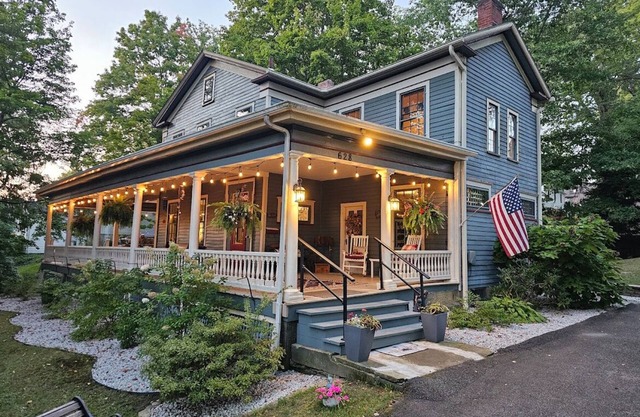 Beautiful and historical 6-bedroom house with AC & WiFi in lovely Meadville