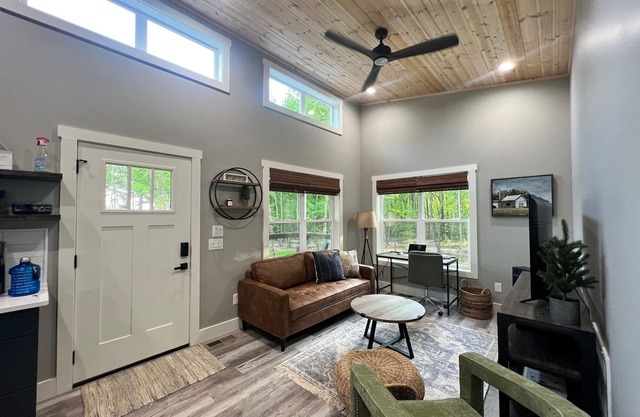 Beautiful and Private Modern Cottage on 20 Acre Flower Farm!