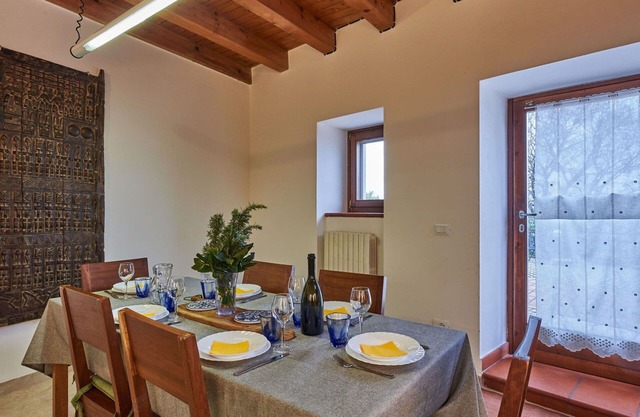 Beautiful apartment in villa for 8 guests with WIFI, TV and patio
