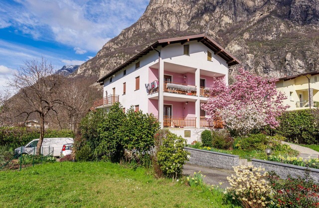 Beautiful apartment for 6 guests with WIFI, TV, patio and pets allowed