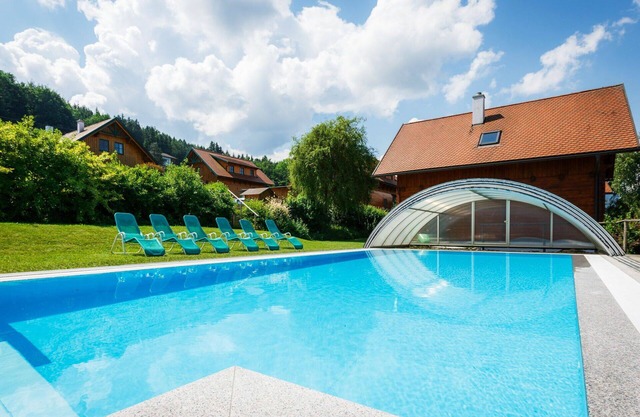 Beautiful apartment in villa for 6 people with WIFI, pool, TV, terrace and pets allowed