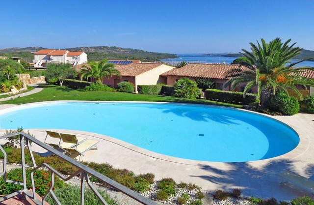 Beautiful apartment for 6 people with WIFI, pool, A/C, terrace, pets allowed and parking