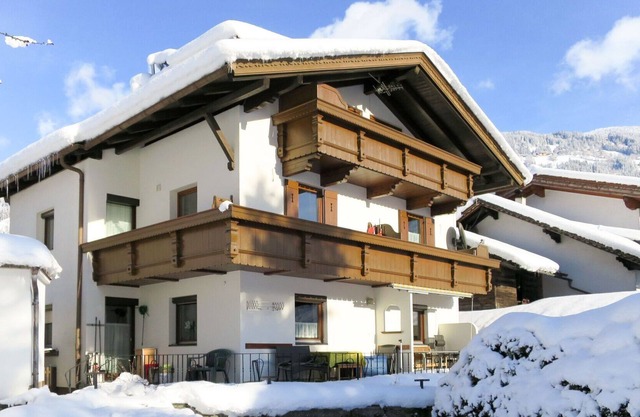 Beautiful apartment for 8 guests with WIFI, TV, balcony and parking