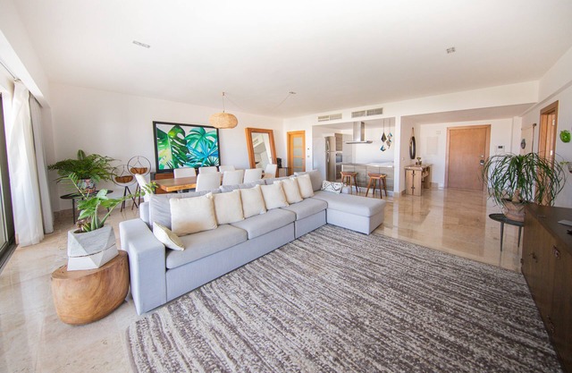 Beautiful apartment by the beach with incredible views!