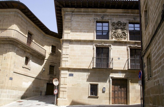 BEAUTIFUL APARTMENT IN 16TH CENTURY MANOR HOUSE