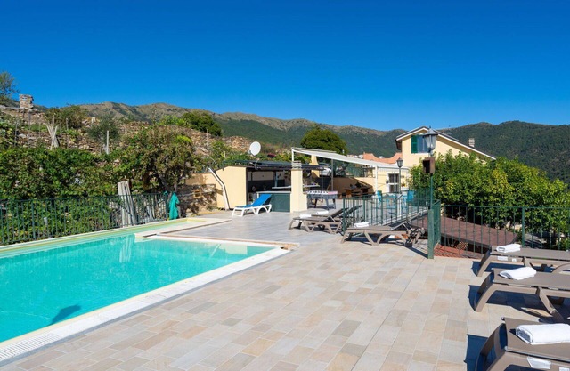 Beautiful apartment for 6 guests with WIFI, pool, A/C, hot tub, TV and patio
