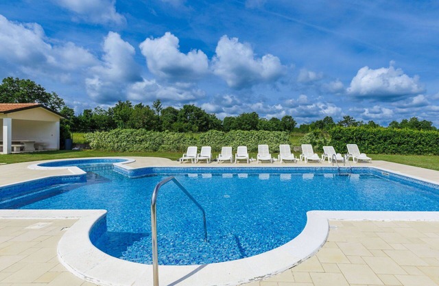 Beautiful apartment for 4 guests with WIFI, pool, A/C, TV and terrace