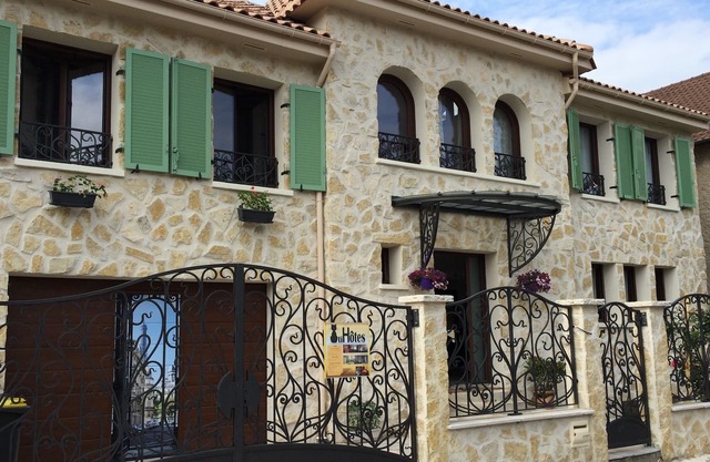 Beautiful apartment in character house 3km from Paris (M13-T6)