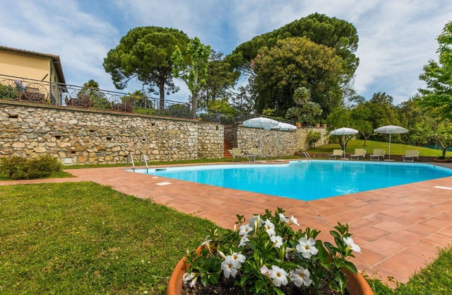 Beautiful apartment in villa for 8 people with WIFI, private pool, terrace and pets allowed
