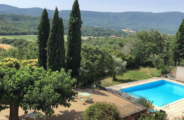 Beautiful apartment in a Provencal farmhouse with swimming pool, ideal for family or friends