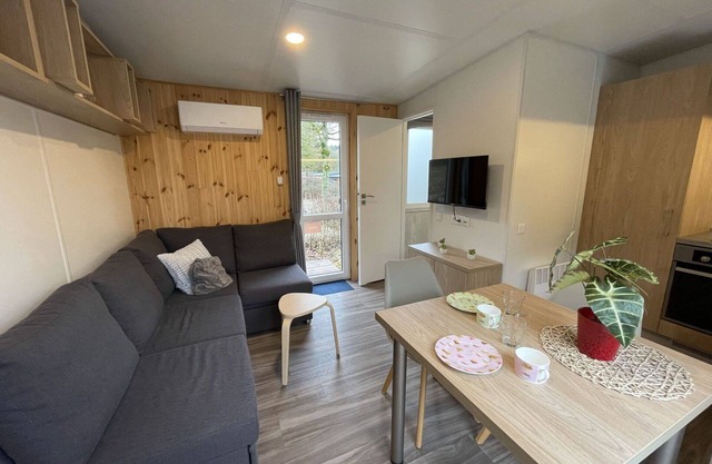 Beautiful apartment in villa for 4 guests with WIFI, A/C, TV, terrace and parking
