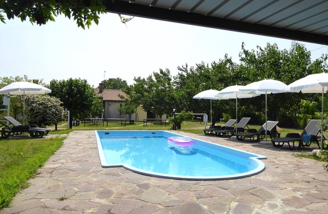 Beautiful apartment in villa for 4 people with WIFI, A/C, pool, patio and parking