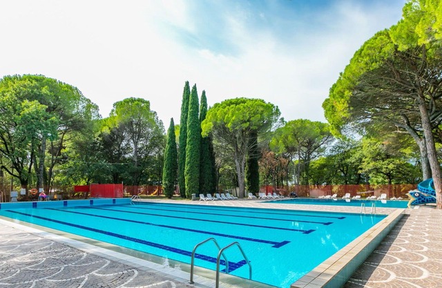 Beautiful apartment in villa for 6 guests with A/C, pool, WIFI, TV, terrace and parking