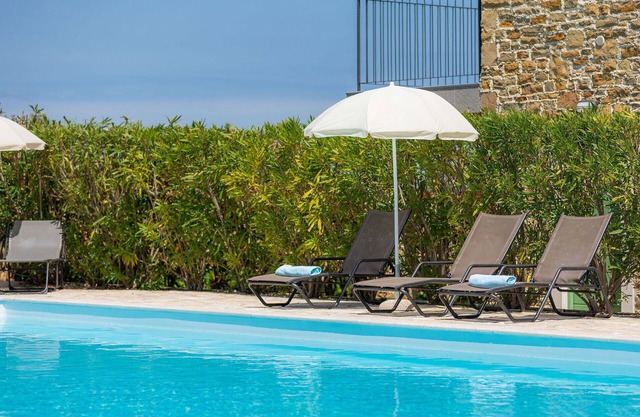 Beautiful apartment in villa for 6 guests with A/C, pool, WIFI, TV, terrace and panoramic view