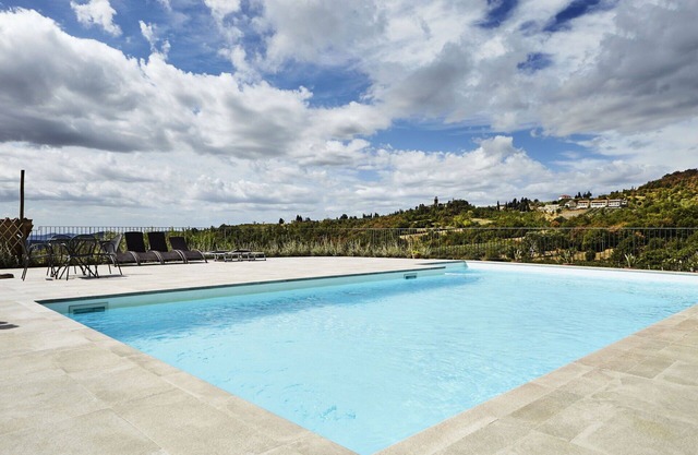 Beautiful apartment with WIFI, pool, TV, pets allowed, panoramic view and parking, close to Arezzo