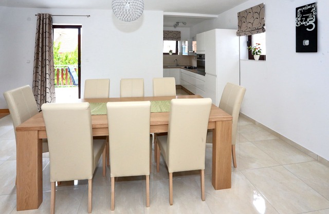 Beautiful apartment with a large garden and sea views