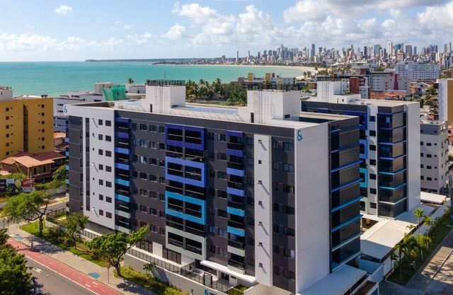 Beautiful apt. With 2 bedrooms and pool 100m from bessa beach