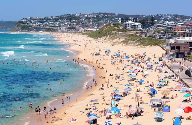 Beautiful Bar Beach - stay 300m to Sand & Surf. Walk to Cafes & Restaurants.