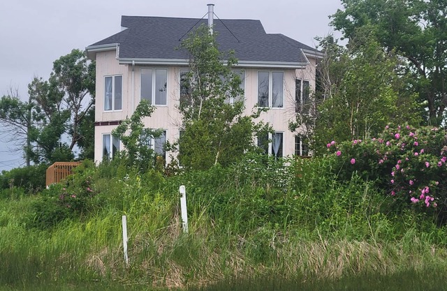 Beautiful Beachside Serenity Cottage, Point du Chene