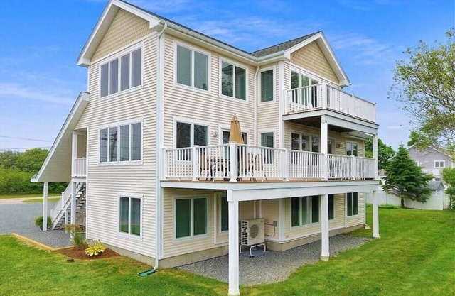 Beautiful Beach House with Breathtaking Water Views! Short Walk to Restaurants