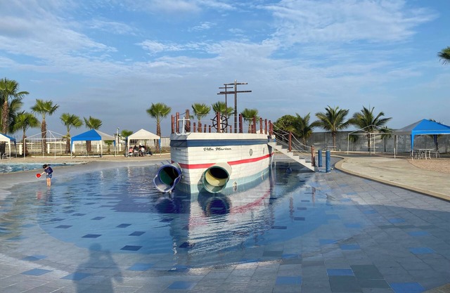 Beautiful beachfront house in Ballenita in a closed community