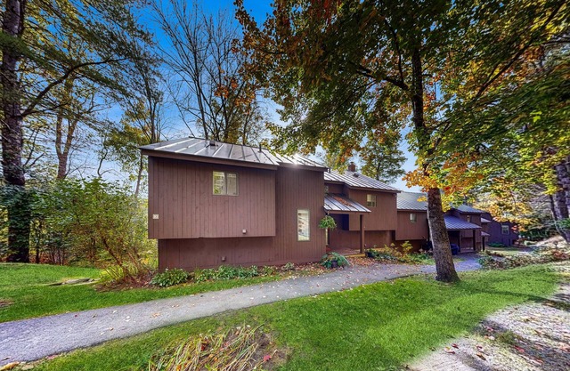 Beautiful bright condo with deck, wifi, kitchen, w/d, bbq, mountain view, TV's