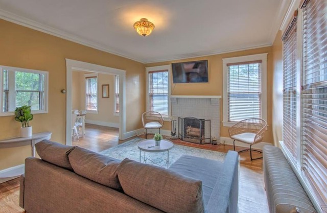 Beautiful Bungalow Stones throw from Cooper Young