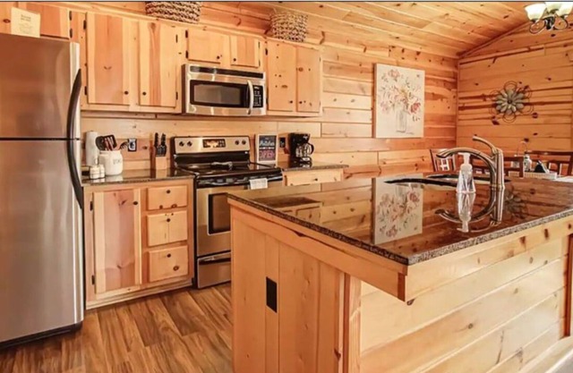 💖 Beautiful Cabin ✨1 King Bed 🌞 Private Hot Tub ⛲ Fireplace 🔥 Easy flat road