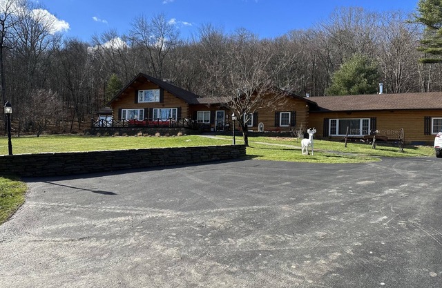 Beautiful cabin in the woods close to skiing, hiking and shopping with hot tub.