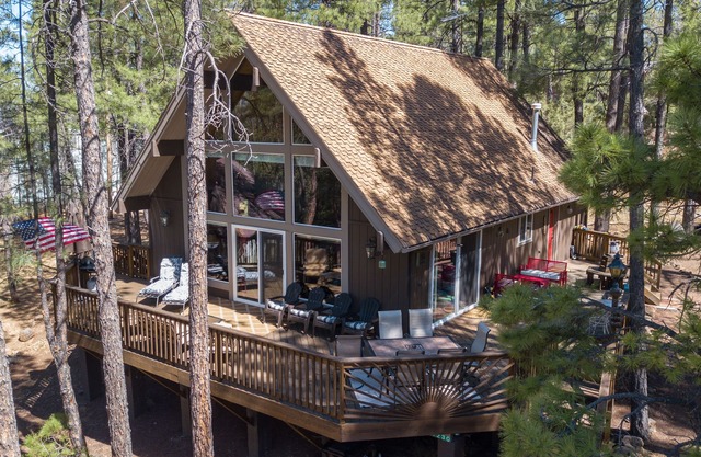 Beautiful Cabin on quiet Cul-de-sac: Large deck, firepit, patio heaters, grill