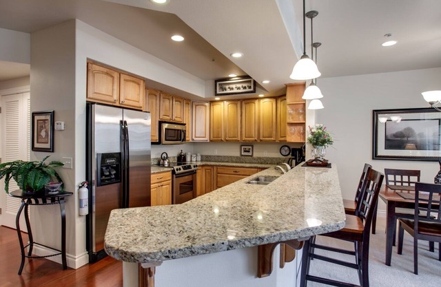 Beautiful central downtown condo close to everything! Sun&Ski Condo