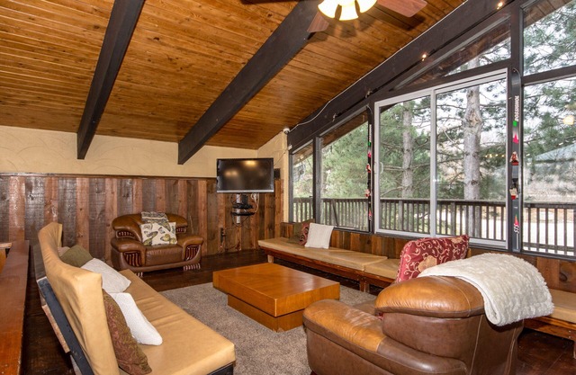 Beautiful Chalet with Deluxe Hot Tub and Sauna