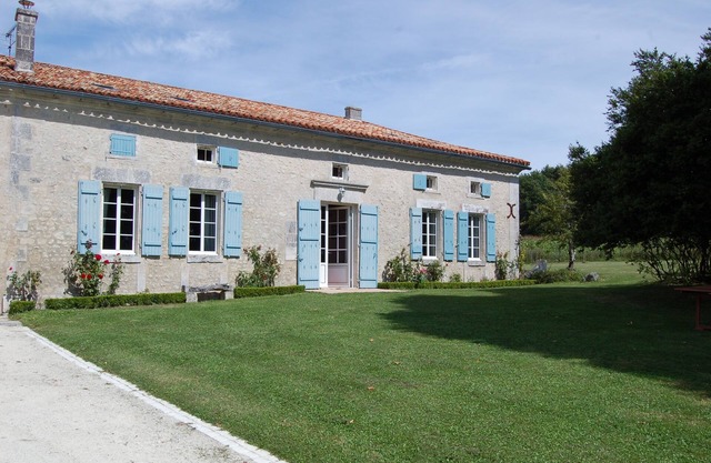Beautiful Charentaise farmhouse with swimming pool