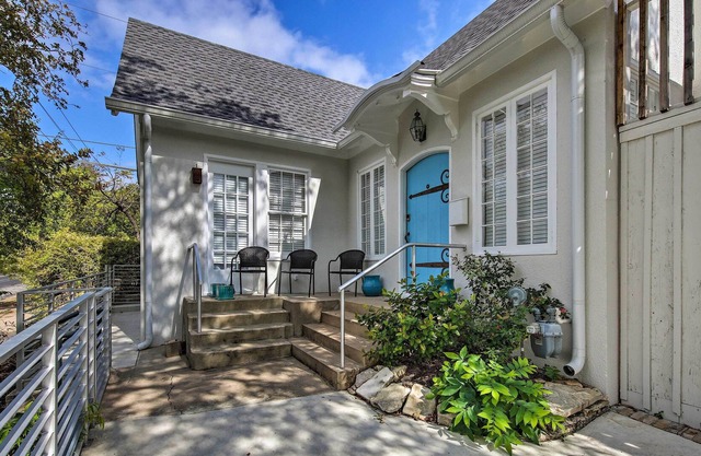 Beautiful charming downtown home!