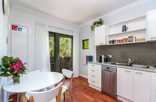 Beautiful "Claremont Studio" Apartment