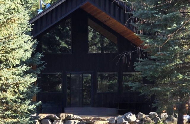 Beautiful Coeur d'Alene River Waterfront Cabin