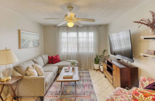 Beautiful Condo in Dunedin. 5 min from the beach!