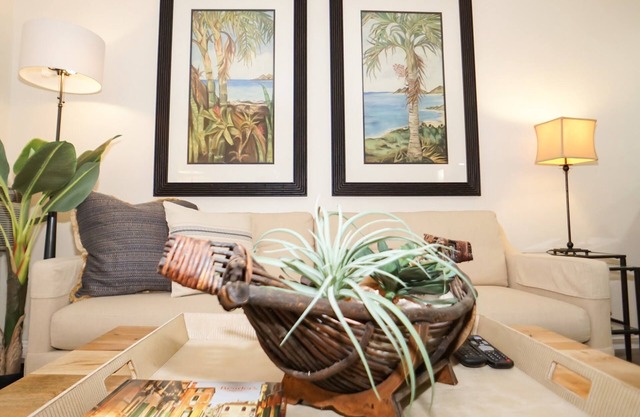 Beautiful condo located less than one mile to beach and trendy Belmont Shore.