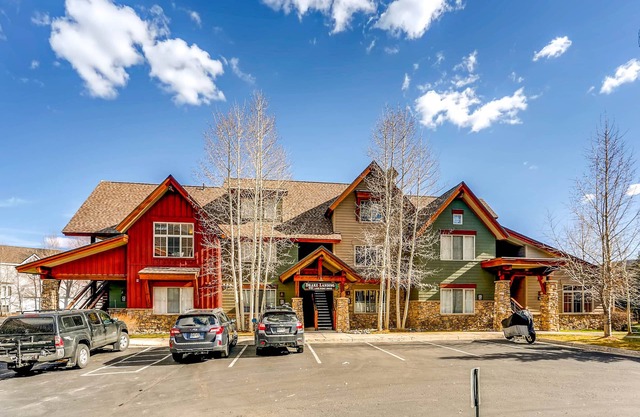 Beautiful condo next to trails, lake, skiing, shops and restaurants! Hot tub!