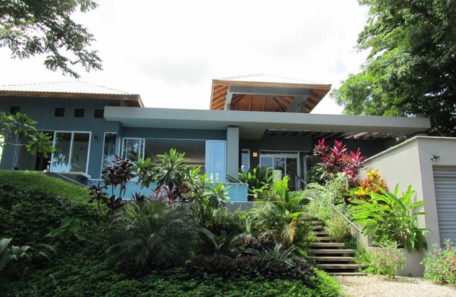 Beautiful, Contemporary Private Art/Yoga Retreat Home In Paradise!