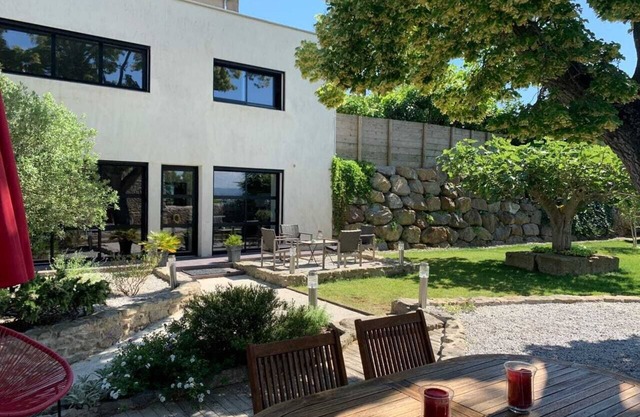 BEAUTIFUL CONTEMPORARY HOUSE WITH SWIMMING POOL IN A QUIET LOCATION