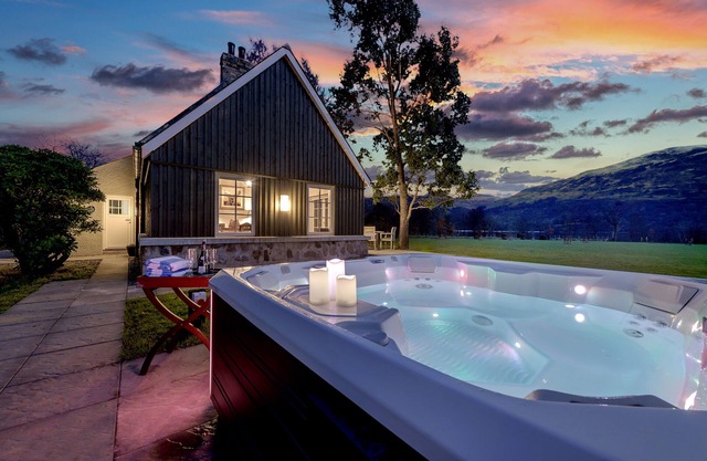 Beautiful Converted Cottage with Stunning Loch and Mountain views