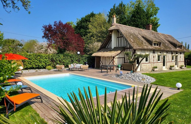 Beautiful cottage with heated pool, sleeps 8