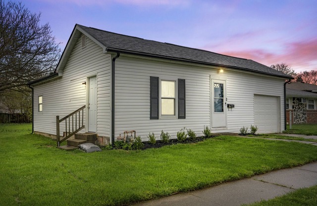 Beautiful cozy home in Fairborn. Maid service included!