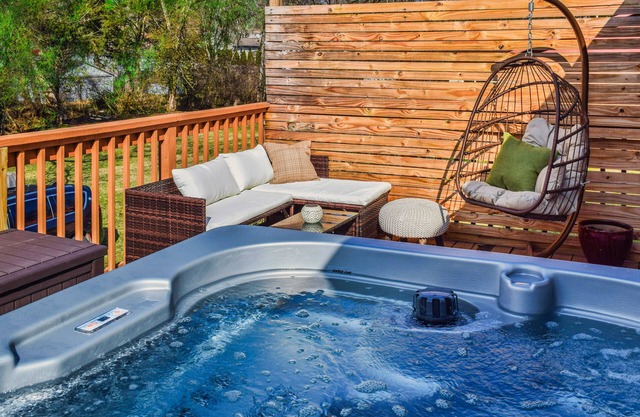 Beautiful, Cozy, Modern Home w/King Bed, Hot Tub & Deck! 11 mins to Downtown!